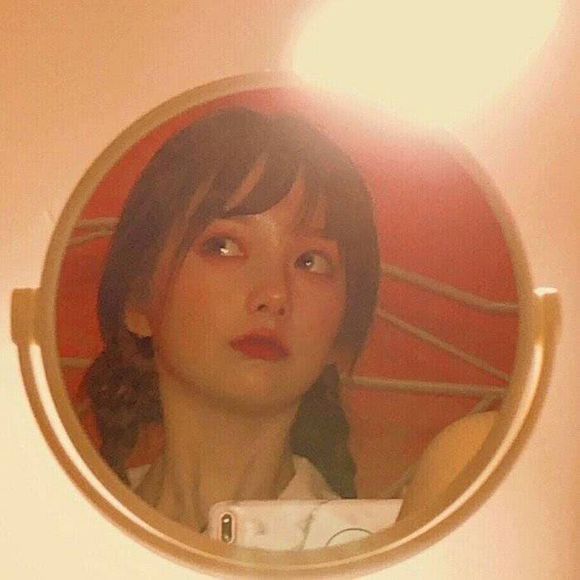 微信冷酷黑白时尚女生头像