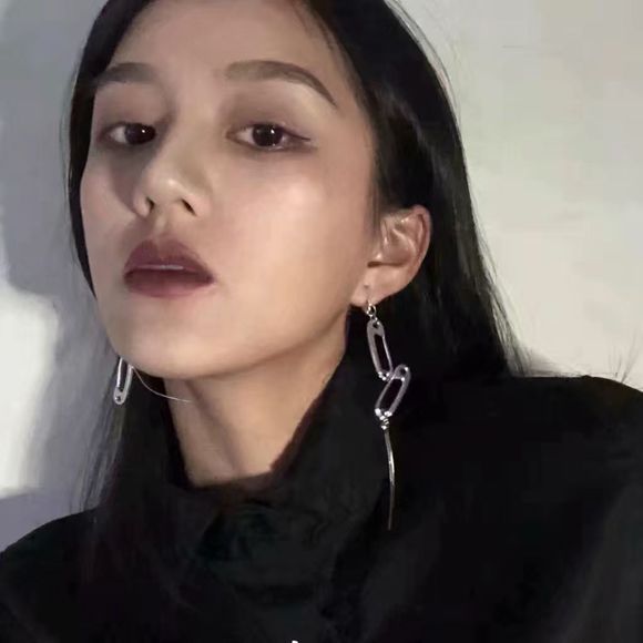 微信冷酷黑白时尚女生头像