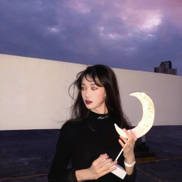 微信冷酷黑白时尚女生头像