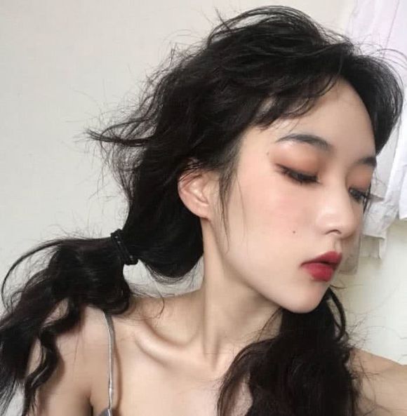 微信冷酷黑白时尚女生头像