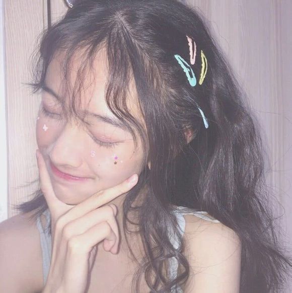 微信冷酷黑白时尚女生头像