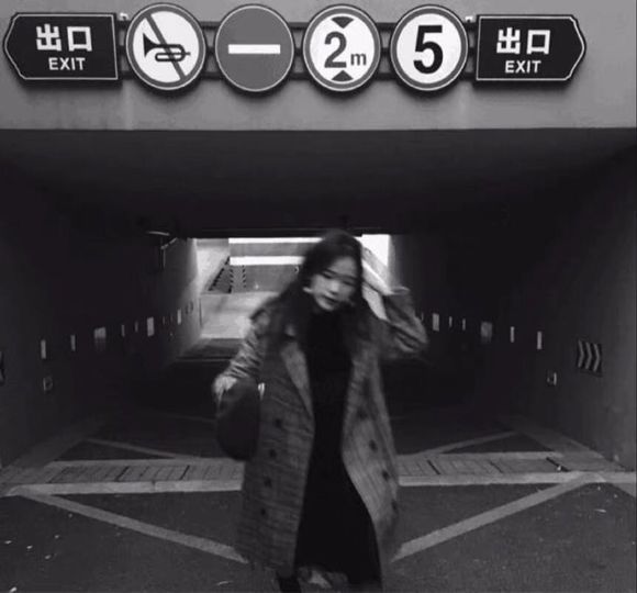 微信冷酷黑白时尚女生头像