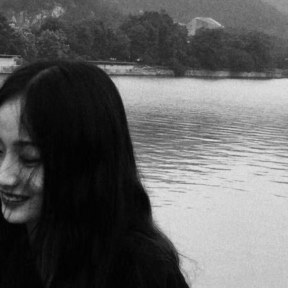 微信冷酷黑白时尚女生头像