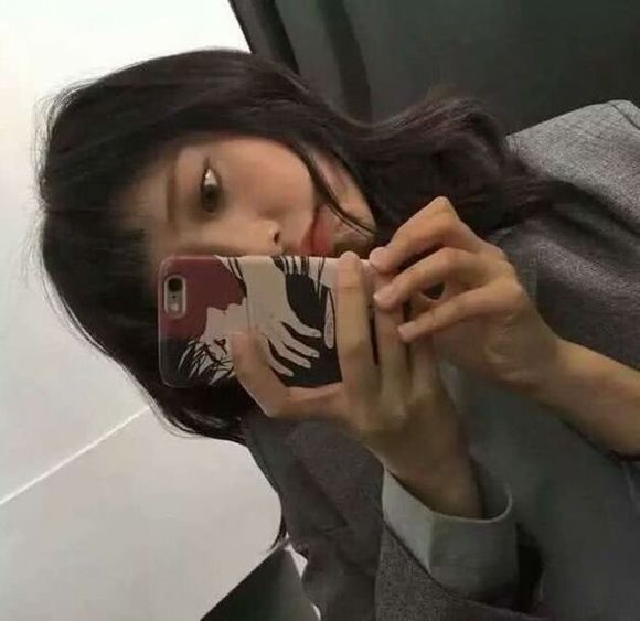 微信冷酷黑白时尚女生头像