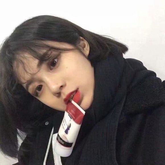 微信冷酷黑白时尚女生头像