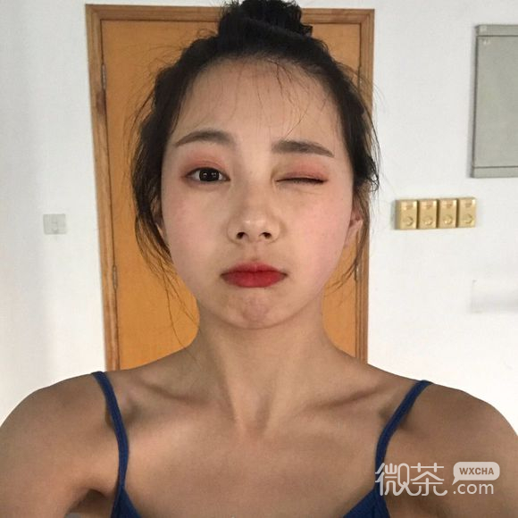 深沉干练时尚女生头像
