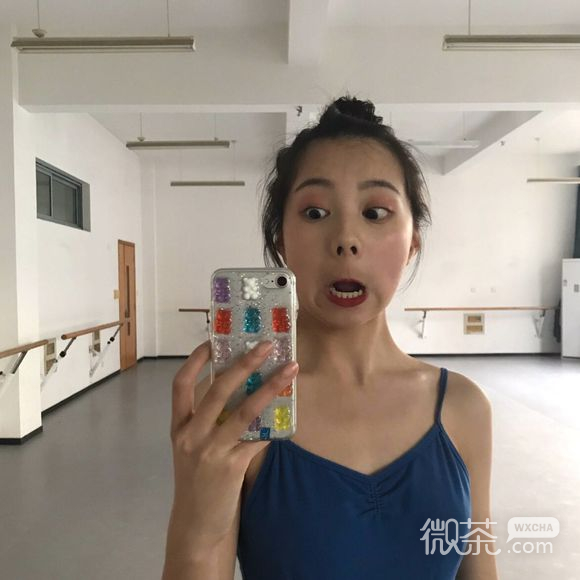 深沉干练时尚女生头像