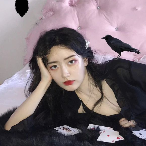 微信冷酷黑白时尚女生头像