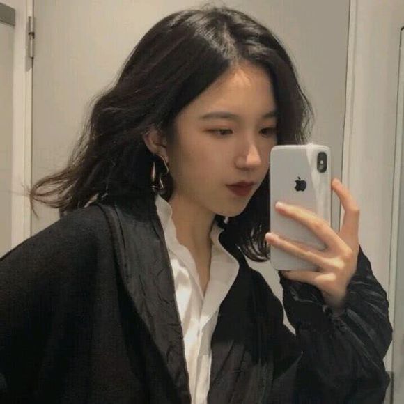 微信冷酷黑白时尚女生头像