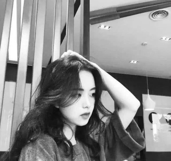 微信冷酷黑白时尚女生头像