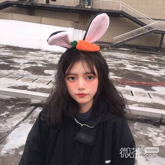 深沉干练时尚女生头像