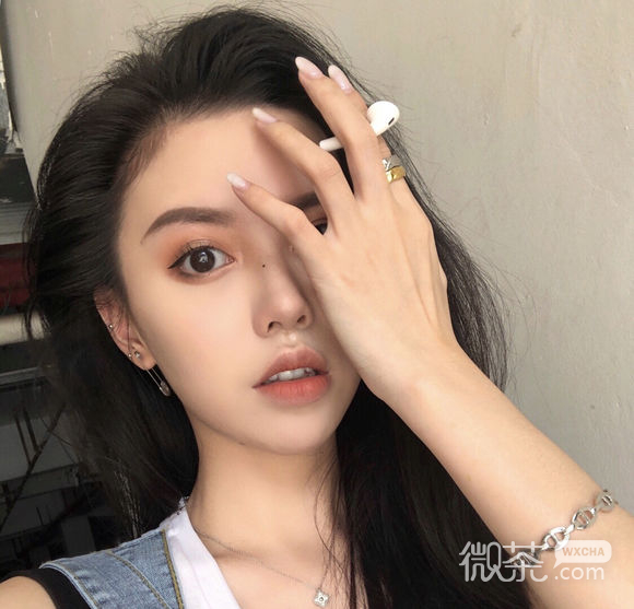 深沉时尚长发女生头像