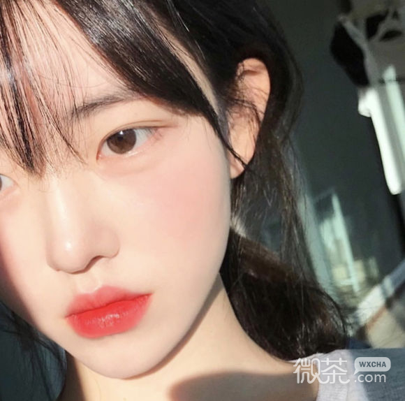 简洁冷酷时尚女生头像