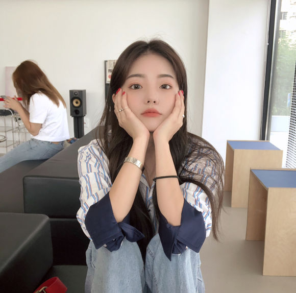 深沉洒脱女生头像