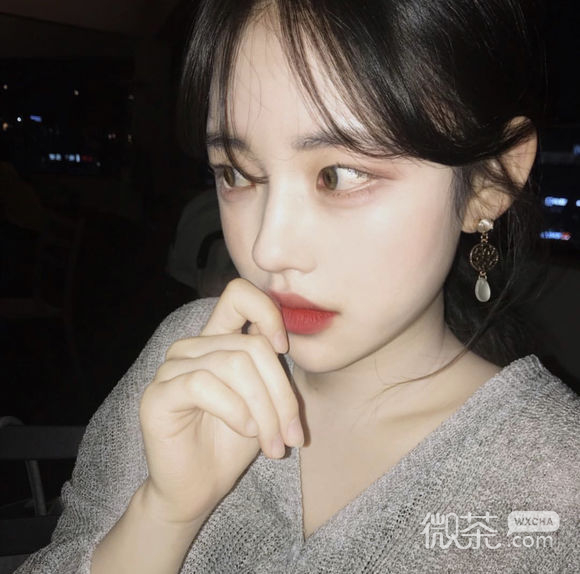 简洁冷酷时尚女生头像
