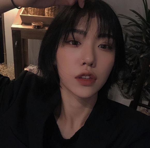 深沉洒脱女生头像