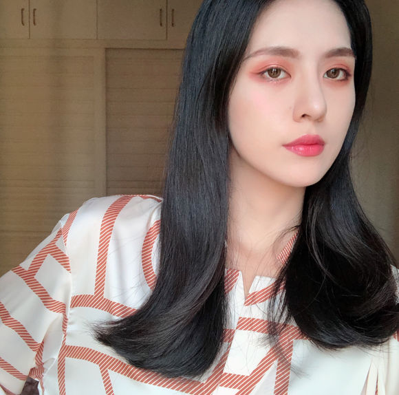 深沉洒脱女生头像