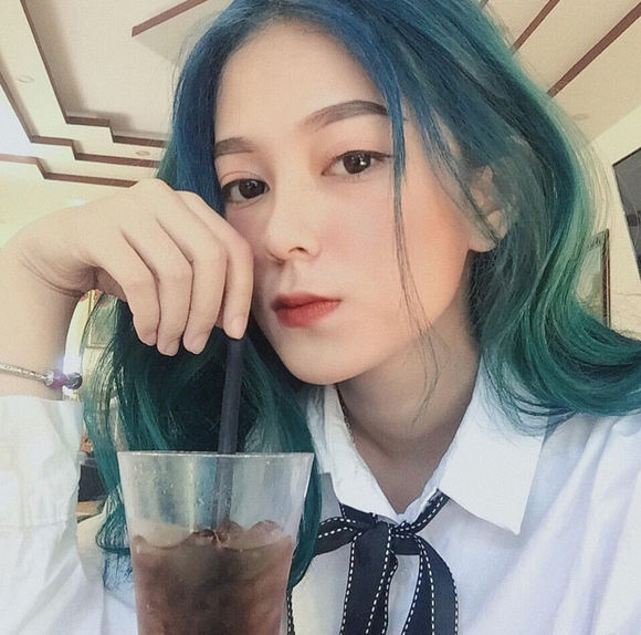 深沉洒脱女生头像