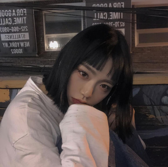 深沉洒脱女生头像