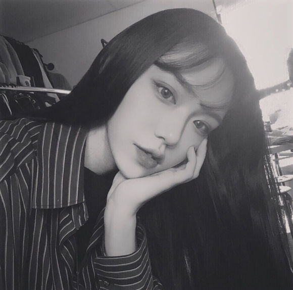 深沉洒脱女生头像