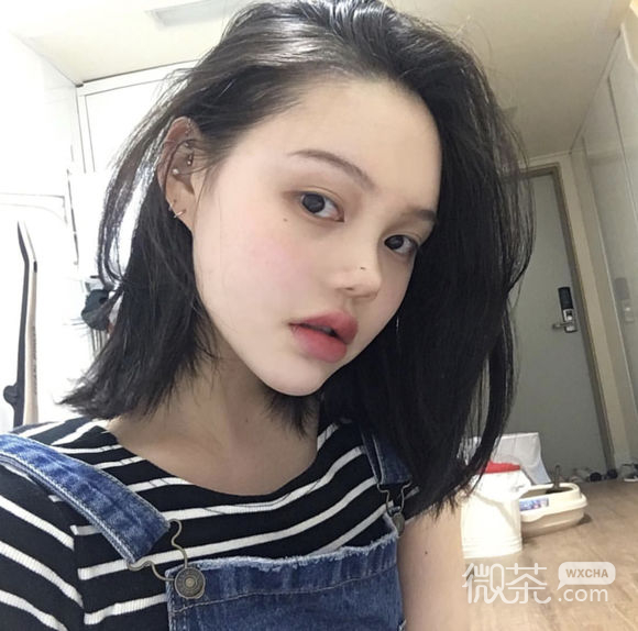 简洁冷酷时尚女生头像