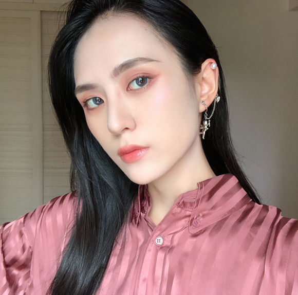 深沉洒脱女生头像