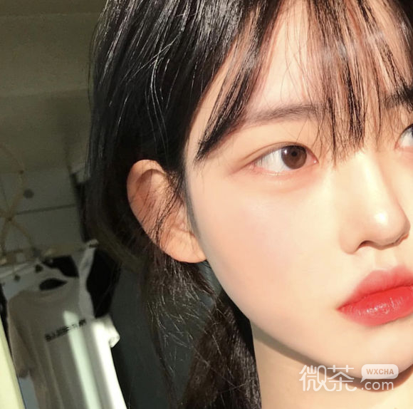 简洁冷酷时尚女生头像
