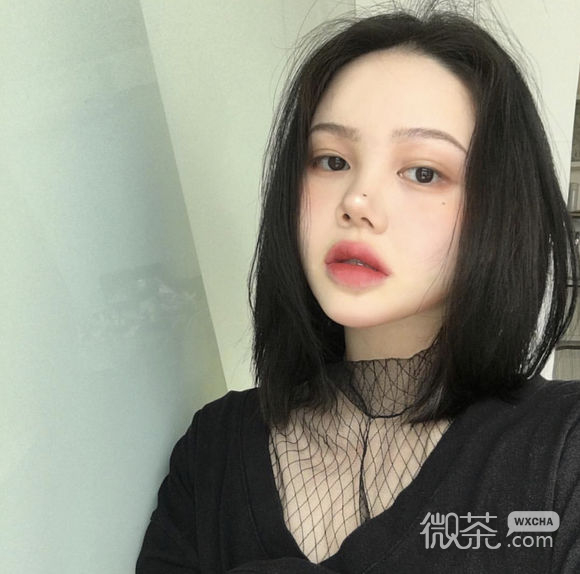 简洁冷酷时尚女生头像