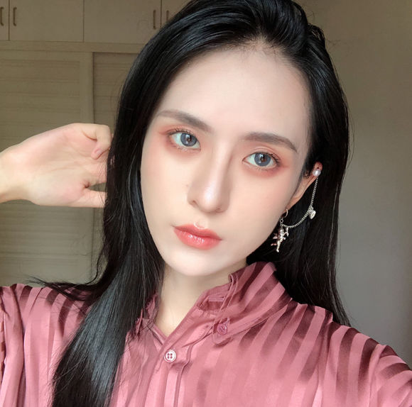 深沉洒脱女生头像