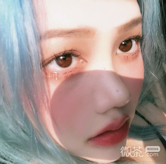 简洁冷酷时尚女生头像