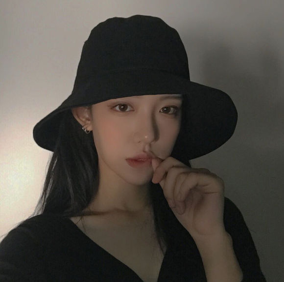 深沉洒脱女生头像