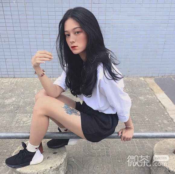 深沉洒脱女生头像