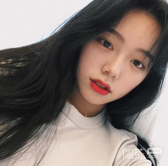 深沉时尚性感女生头像