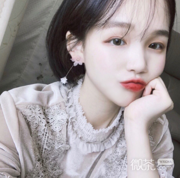 深沉时尚性感女生头像