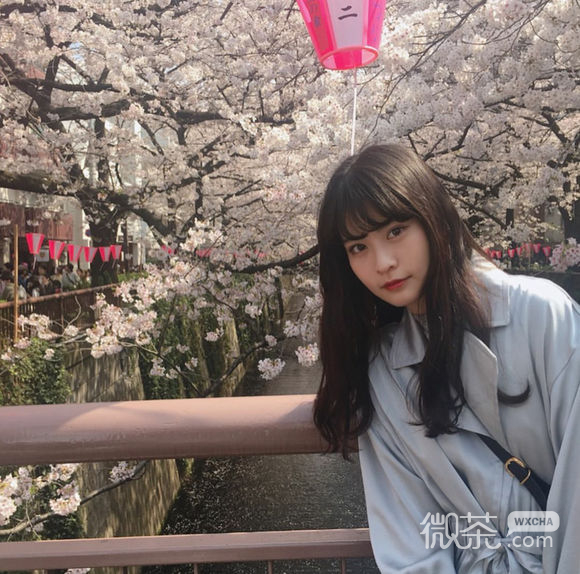 成熟漂亮长发女生头像