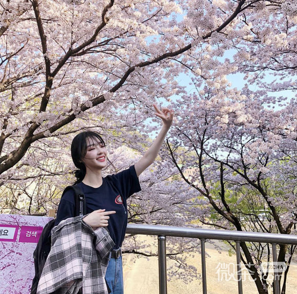 成熟漂亮长发女生头像