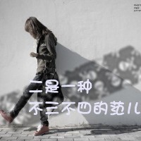黑白伤感风格的微信带字女生头像