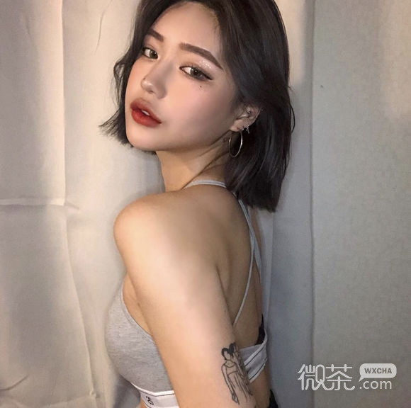 可爱阳光冷酷长发女生头像