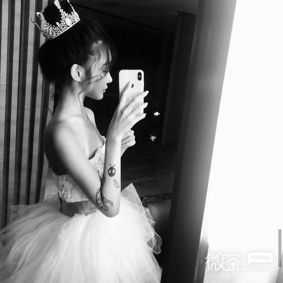可爱阳光冷酷长发女生头像