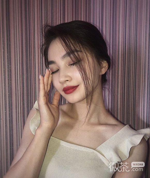 可爱阳光冷酷长发女生头像