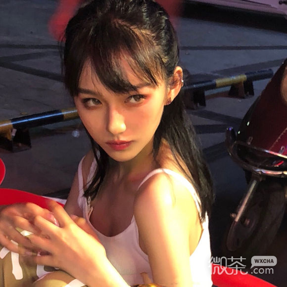 可爱阳光冷酷长发女生头像