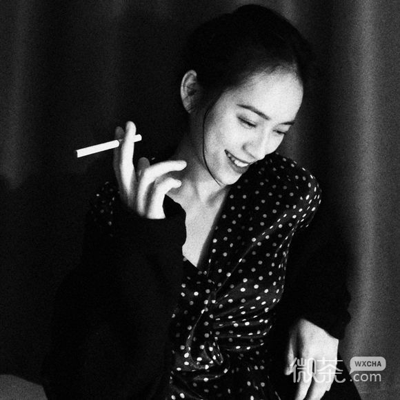 可爱阳光冷酷长发女生头像