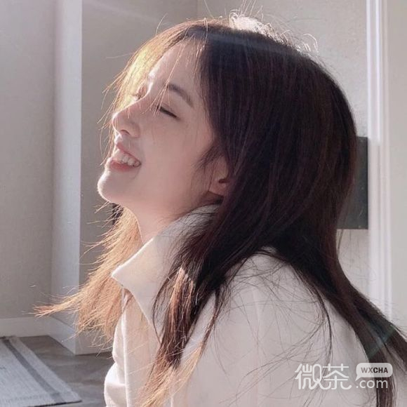 俏皮阳光时尚女生头像