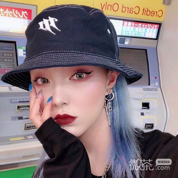 俏皮阳光时尚女生头像