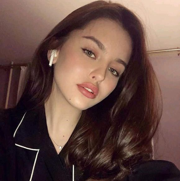 高冷时尚傲娇女生头像