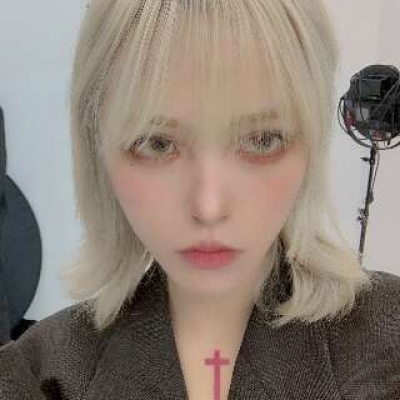 霸气超拽的微信染发女生头像