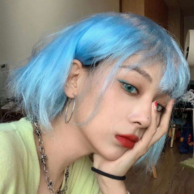 霸气超拽的微信染发女生头像