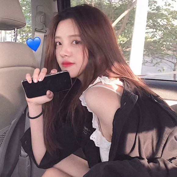 高冷成熟时尚女生头像