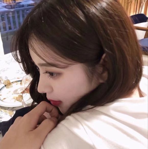 高冷成熟时尚女生头像