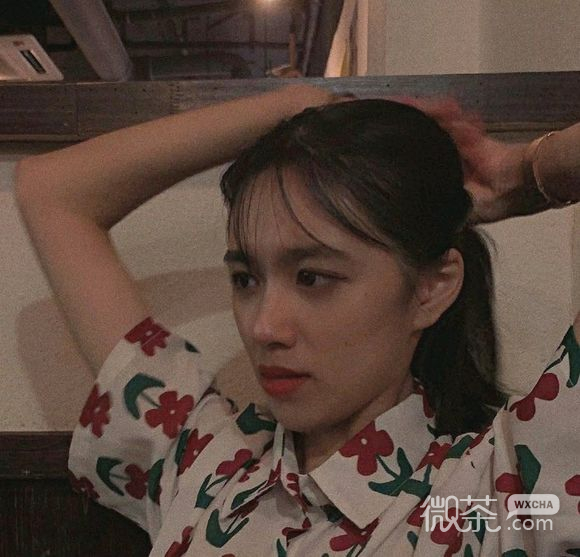 干练高冷成熟时尚女生头像